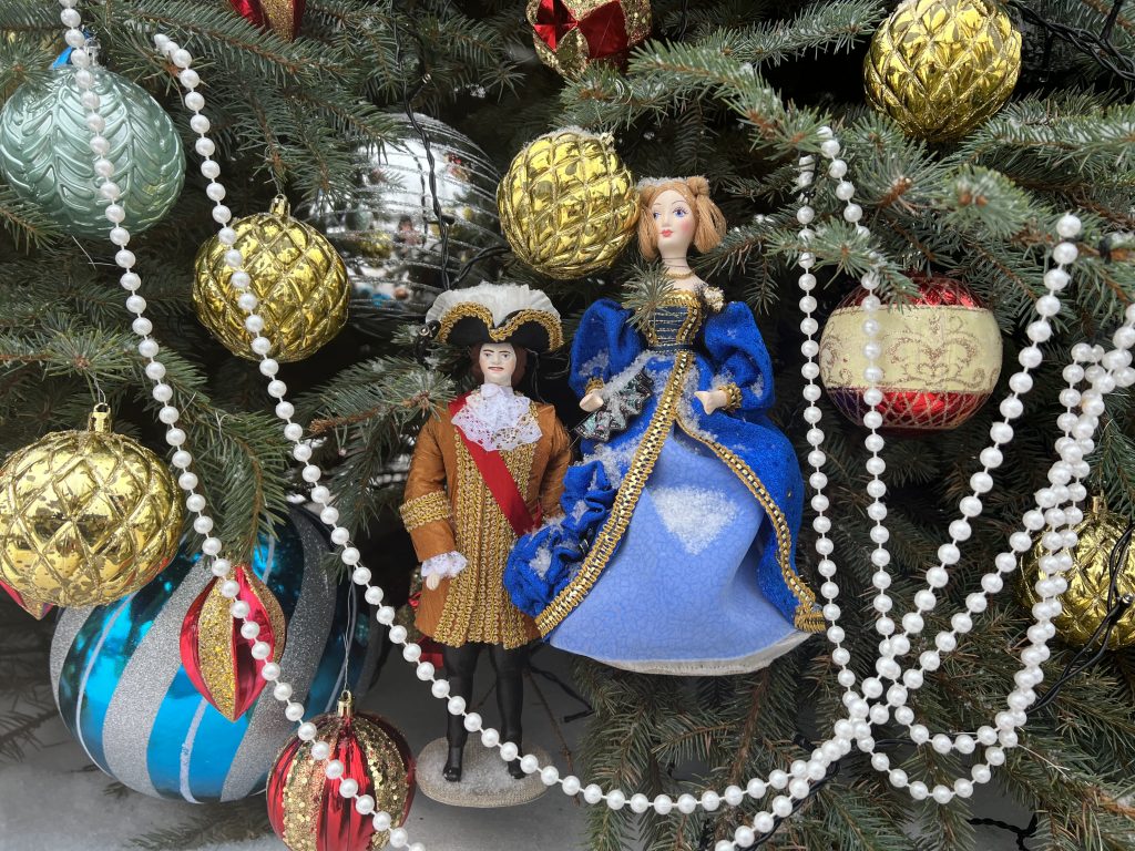 Петербург украсил живую новогоднюю ель фигуркой Петра I и Екатерины II