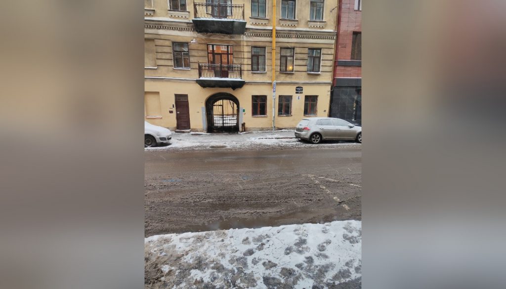 Петербург снова засыпает снегом, но до центра он еще не добрался