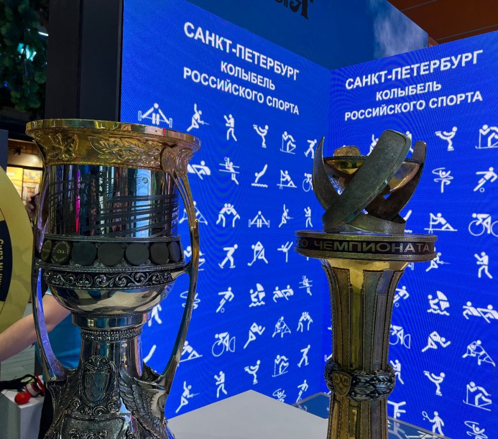 Петербург привез на выставку &#171;Россия&#187; кубки Гагарина и Континента