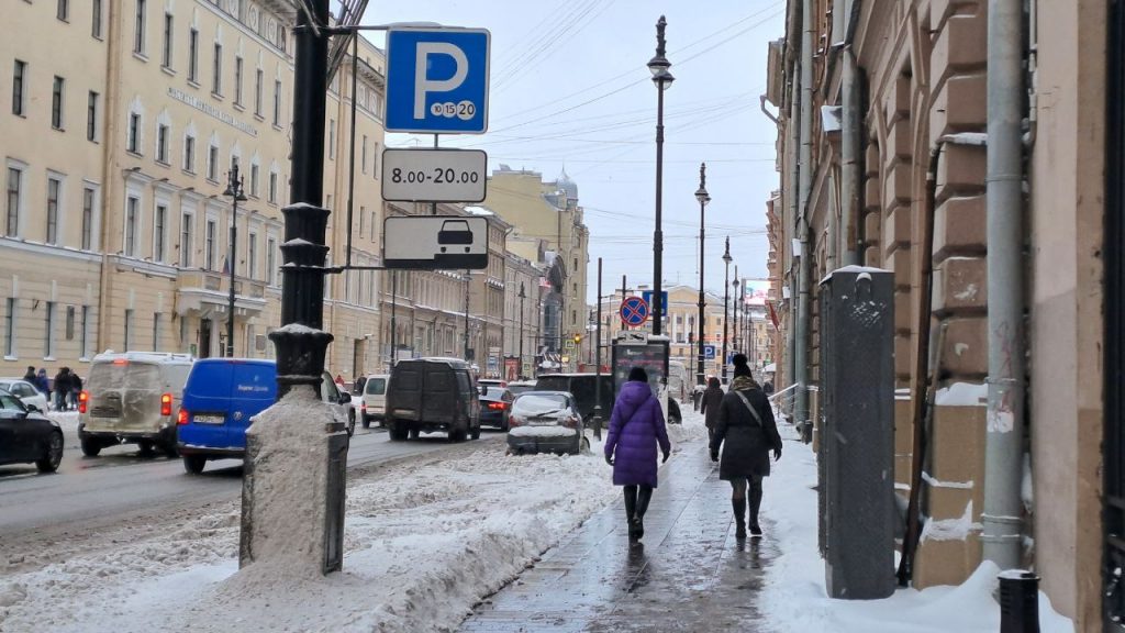 Центр Петербурга начали засаливать, тротуары стали мокрыми