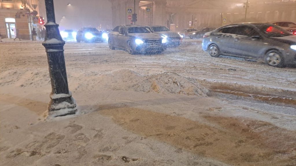 Петербуржцев предупреждают о приближающемся к городу снегопаде с метелью