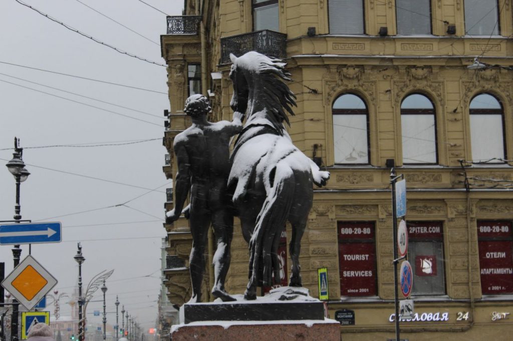 Кони Клодта под &#171;одеялом&#187; и каша на тротуарах Невского &#8212; сутки спустя после снегопада