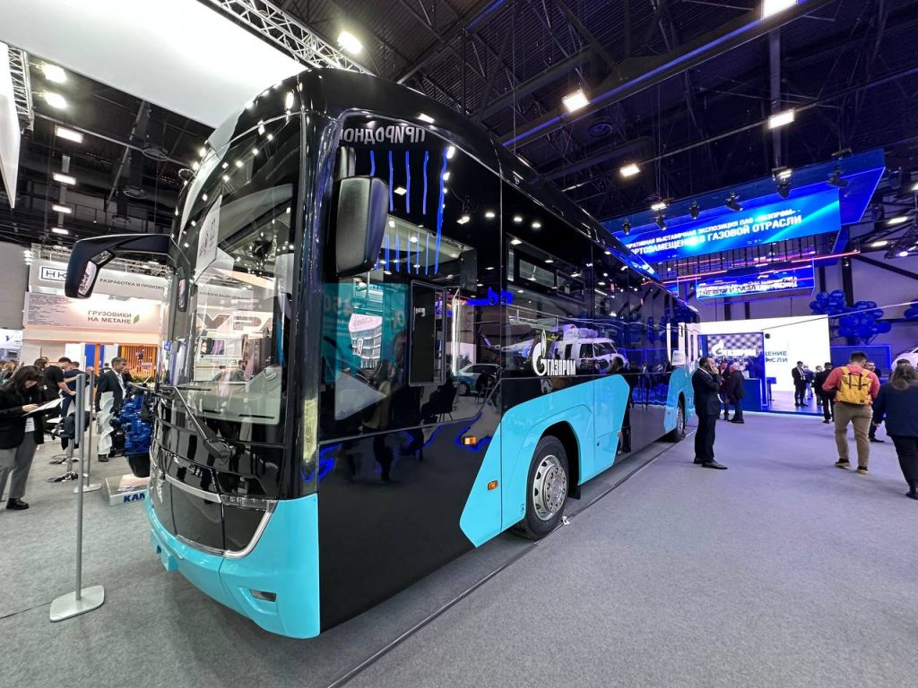 Новый автобус производства КАМАЗ заинтересовал вице-губернатора