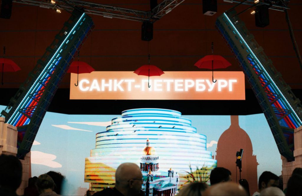 Атлант, приседающий с колонной. Петербург показал себя на выставке &#171;Россия&#187;