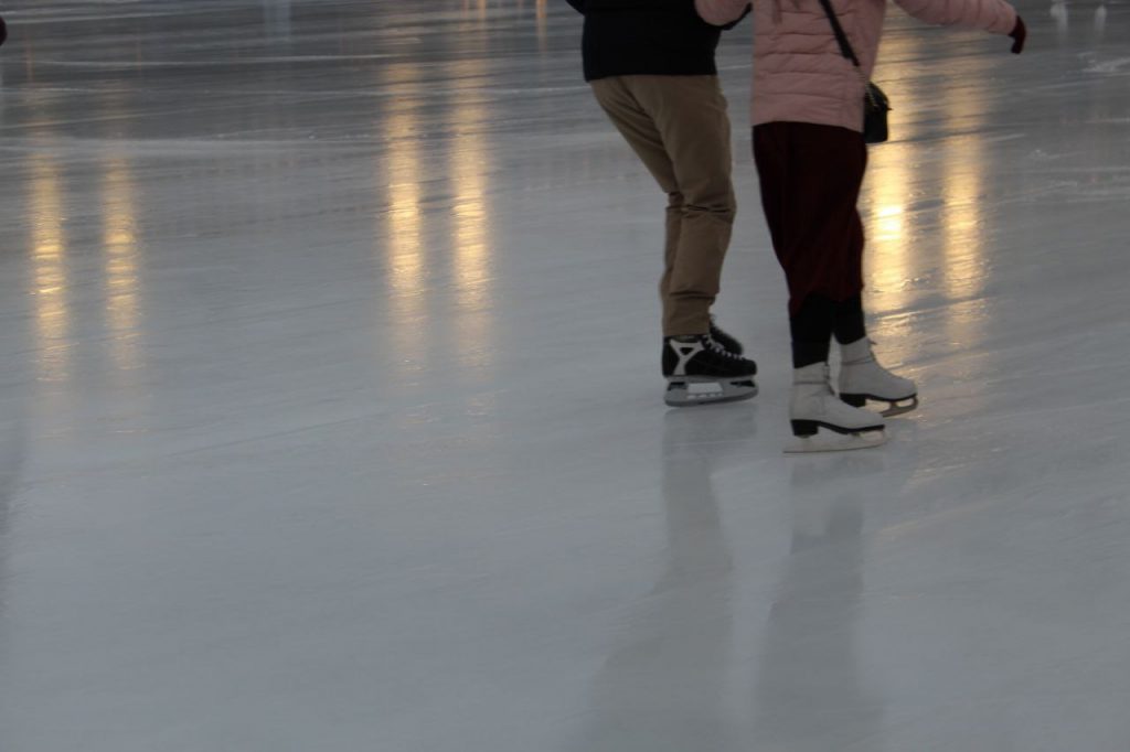 Петербуржцы с 16 декабря смогут покататься на коньках на Конюшенной  