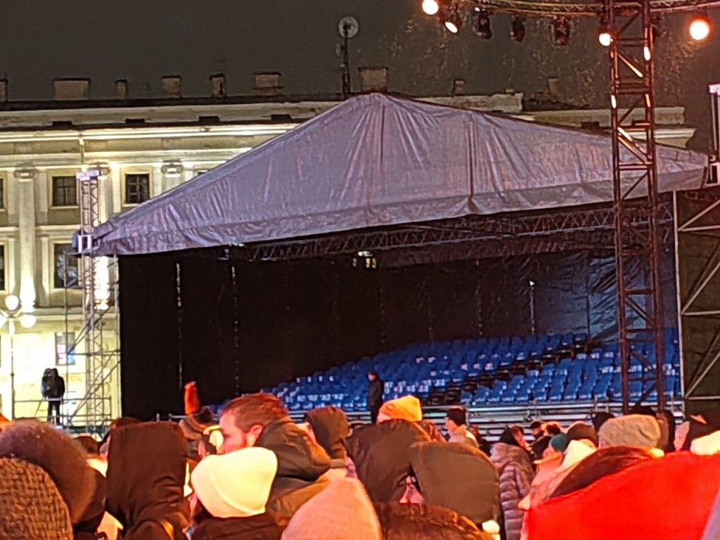 Вип-трибуна на концерте Zivert на Дворцовой площади пуста