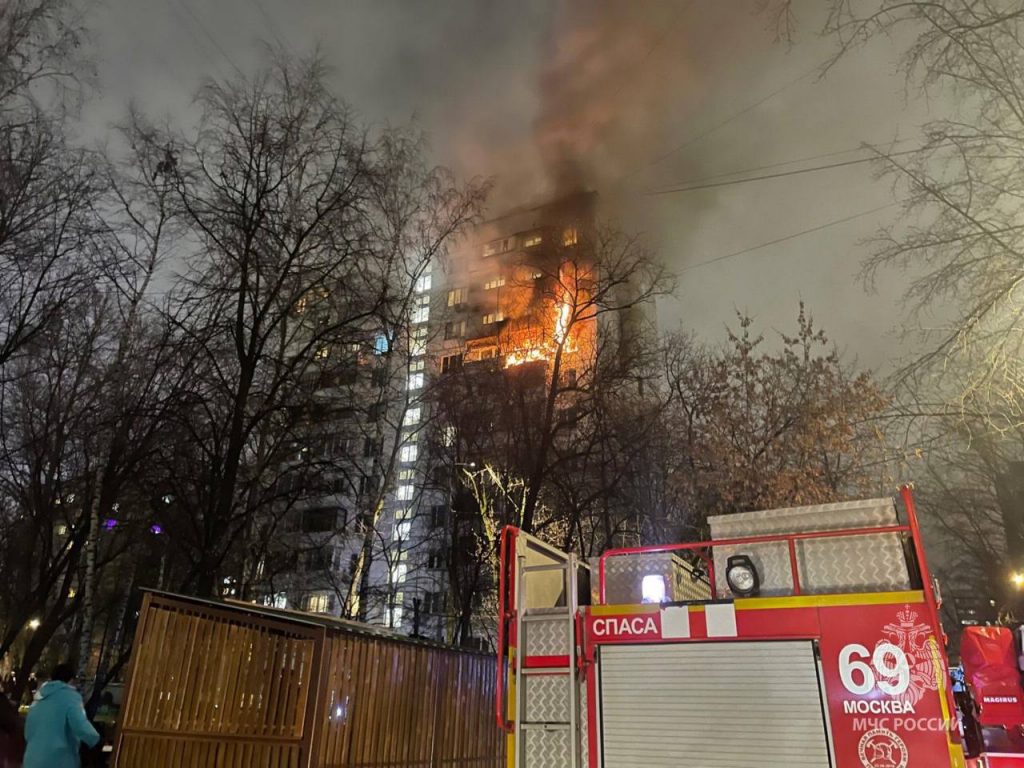 МЧС показало эпичное фото пожара в высотке в Москве