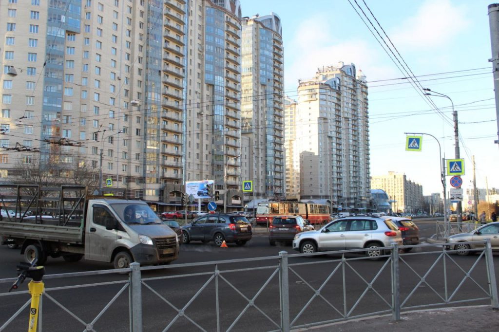 На перекрестке Есенина и Луначарского погасли светофоры, ударились две машины