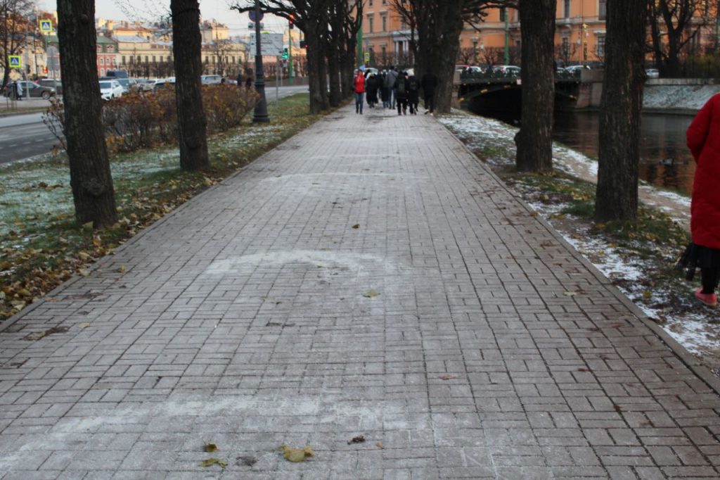 Коммунальщики Петербурга поставили цель израсходовать все реагенты против снега и льда до снегопадов?