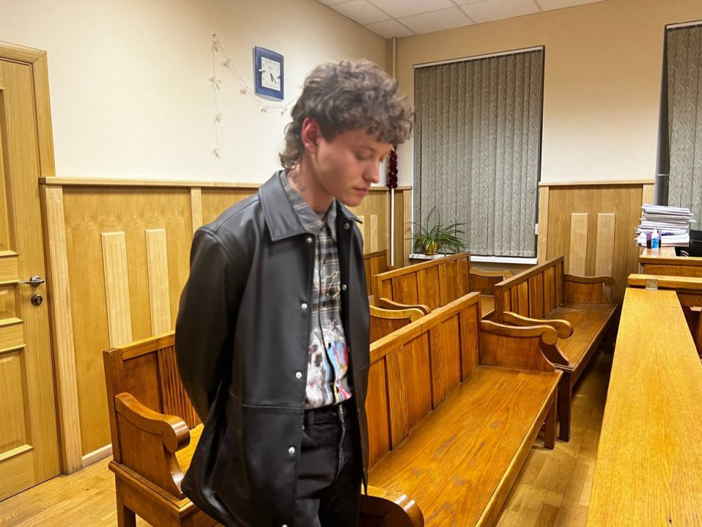 Суд в Петербурге арестовала на 13 суток певца Шарлота