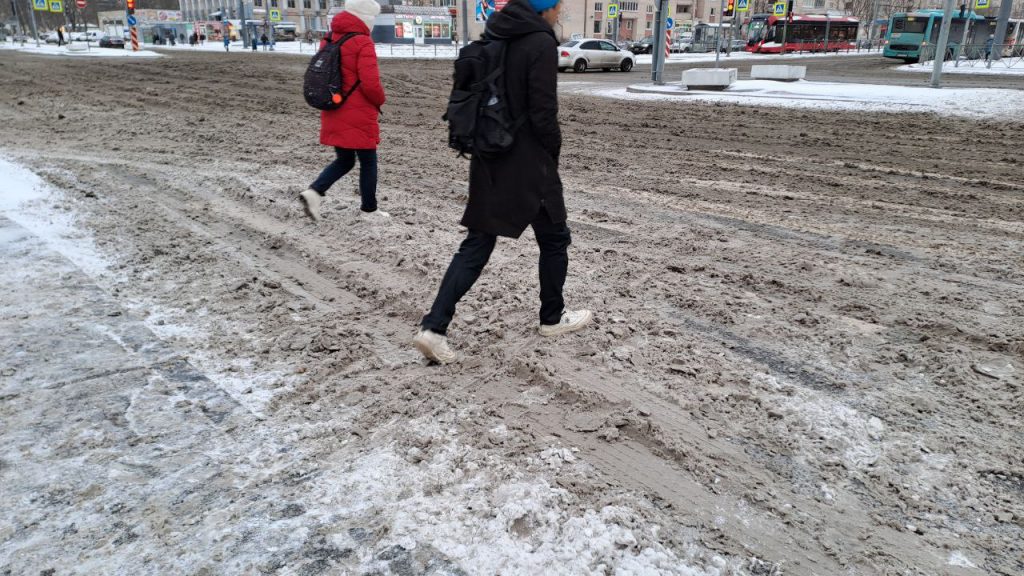 На Художников у пешеходов ноги вязнут в снегу