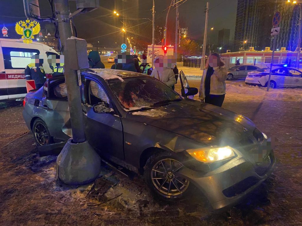 В Москве девушка за рулем BMW сбила троих пешеходов на тротуаре |  25.11.2023 | Санкт-Петербург - БезФормата