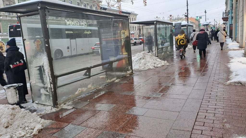 Работа в усиленном режиме: петербургские транспортники справляются с непогодой