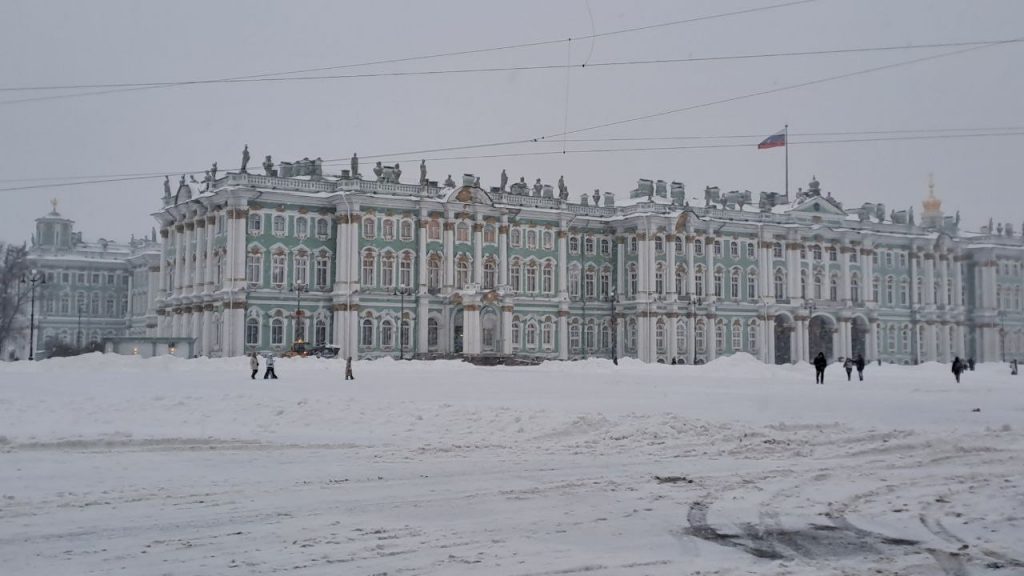 В центре Петербурга есть места, где много белого снега