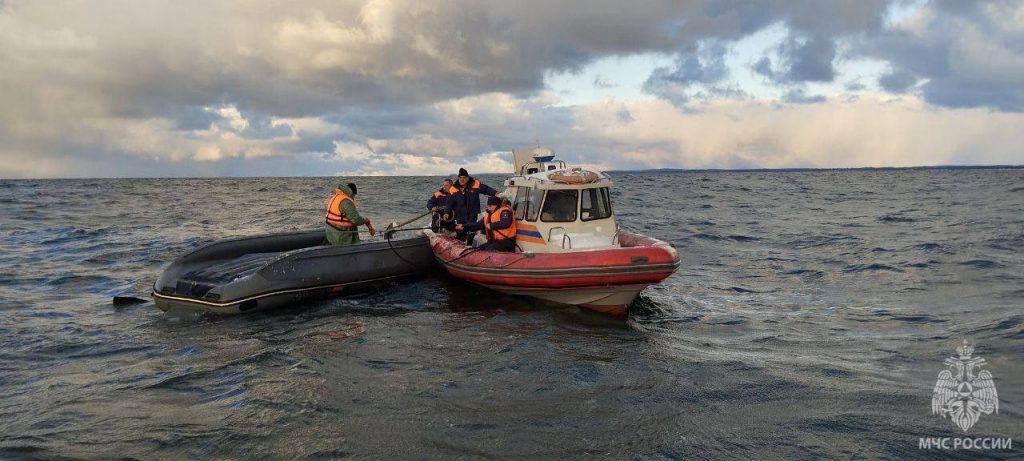 В Балтийске спасатели вытащили из открытого моря пять рыбаков, их лодка перевернулась