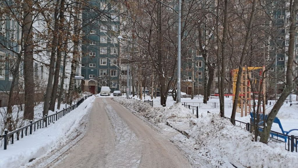 В Петербурге снега во дворах еще полно, а завтра новая метель
