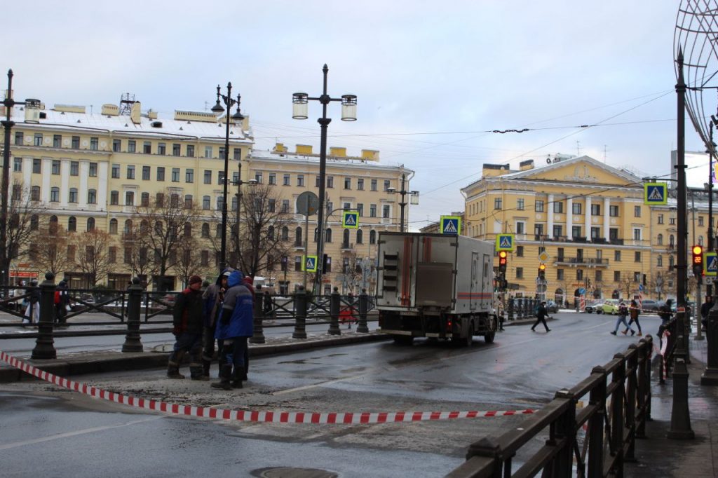 Дыра в асфальте после прорыва трубы на Московском проспекте
