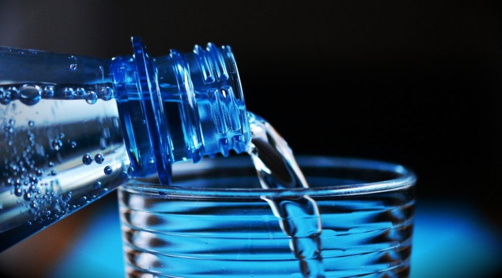 На АЗС в Петербурге появилась питьевая вода в экологичных бутылках