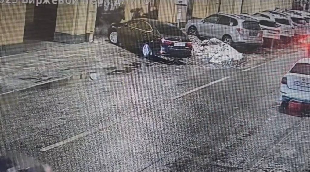 В Петербурге двое на Lexus избили участника СВО из-за замечания