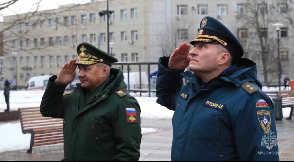 Шойгу в День спасателя возложил цветы к комплексу памятников пожарным