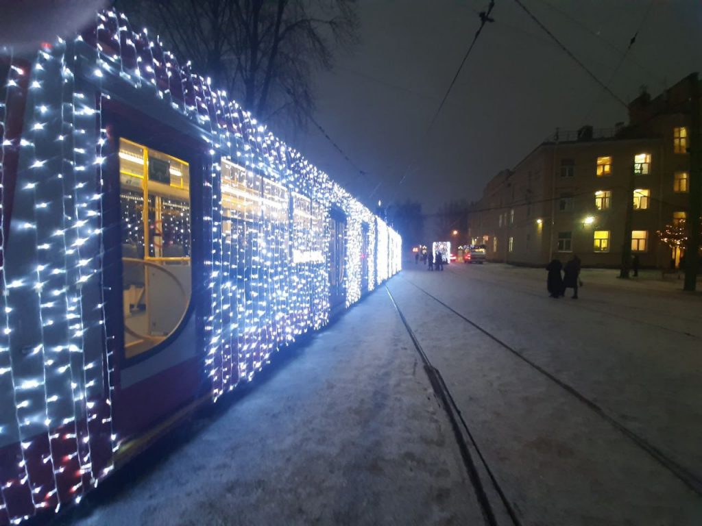 По Петербургу поехали новогодние трамваи и праздничные автобусы