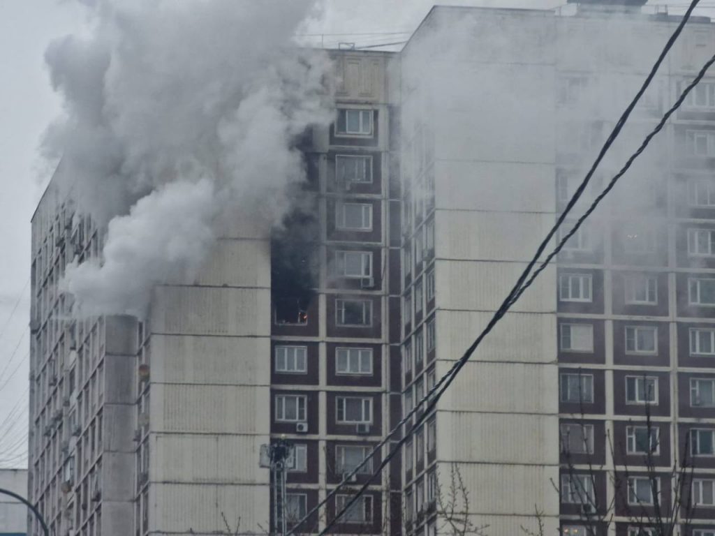 Пожар в московской высотке убил человека