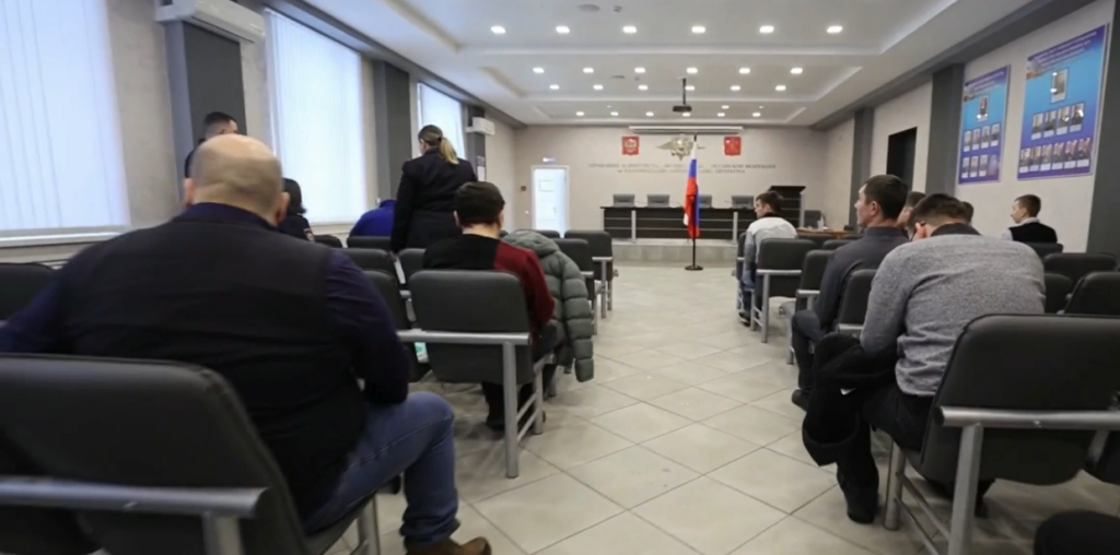 В Петербурге 11 мигрантов после выдачи паспорта России сразу поставили на воинский учет
