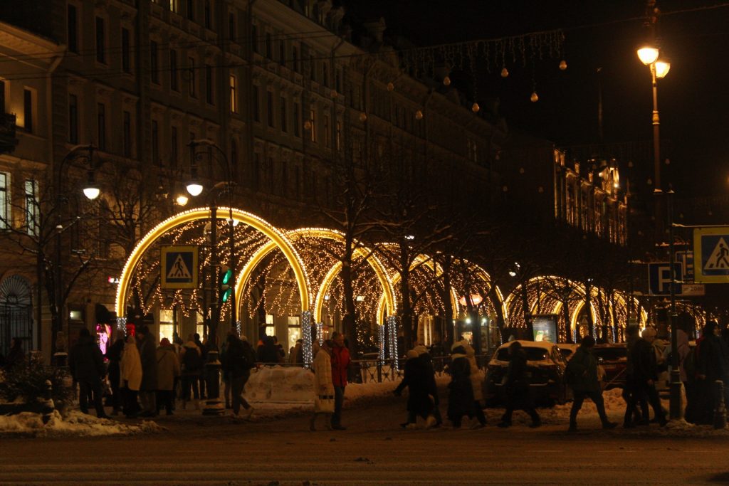Петербург превращается в новогоднюю сказку: фоторепортаж 