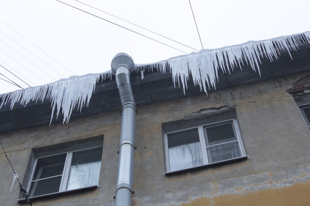 Оттепель в Петербурге за день уронила сосульки на головы 12 человек