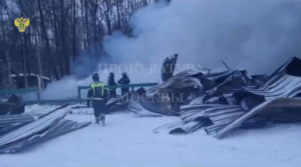 Прокуратура Москвы показала кадры после пожара в конюшне, убившего восемь лошадей