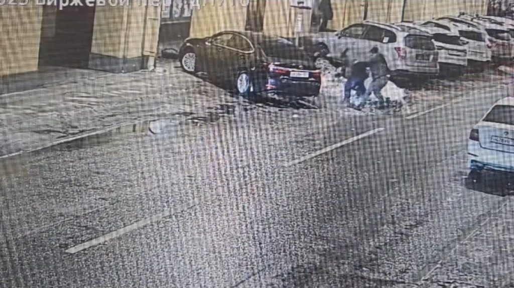 Полиция показала кадры драки в Биржевом переулке из-за парковки Lexus