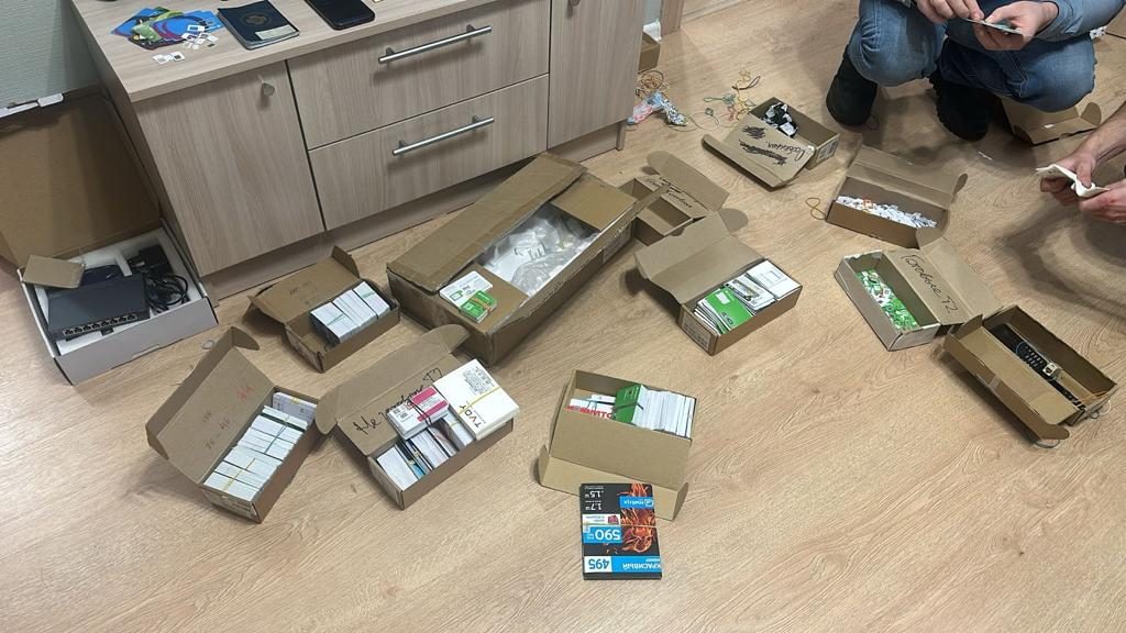 Трио телефонных мошенников задержали в Петербурге, при обысках нашли 3,9 тысяч сим-карт