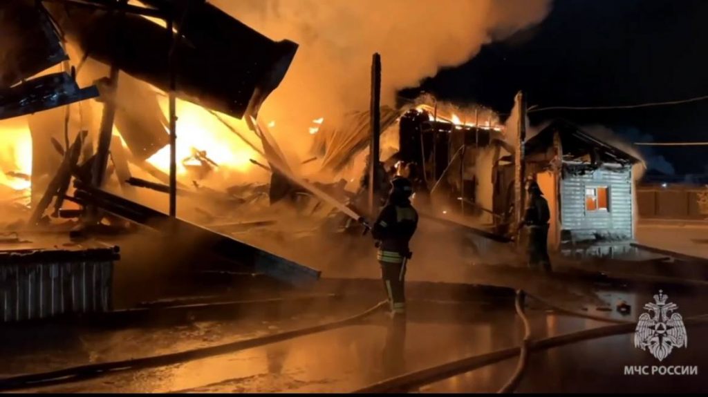 МЧС показало кадры с места пожара в Архангельской области