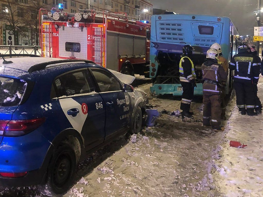 Водитель автобуса на Ивановской после ДТП спас человека в горящем такси