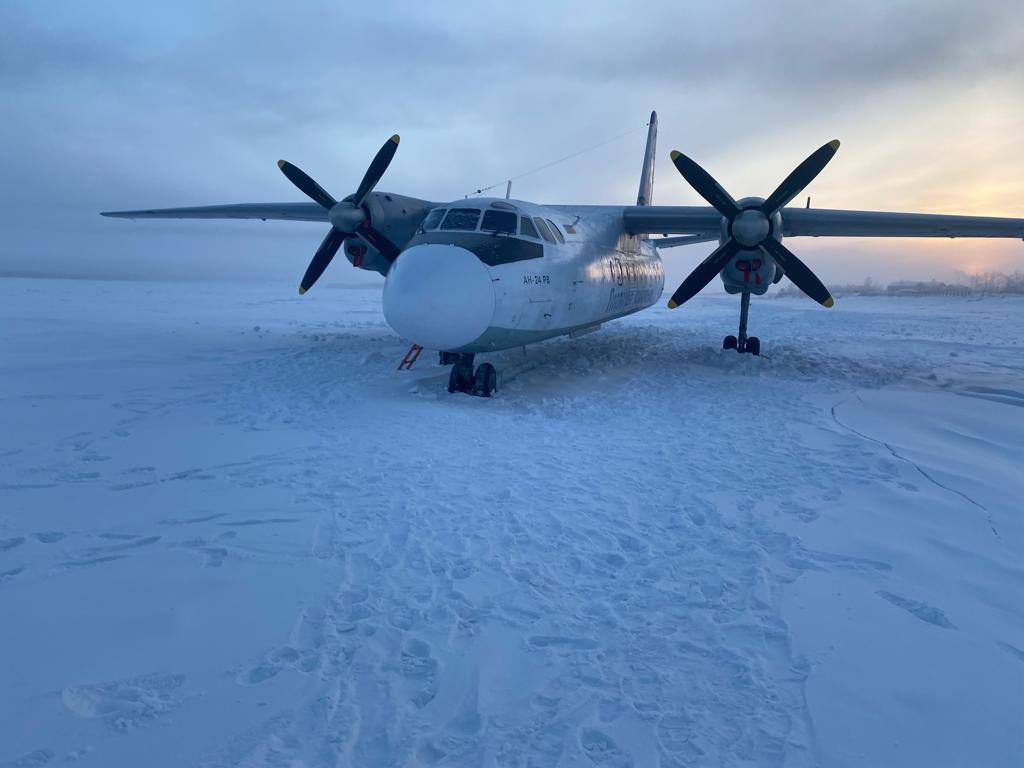 В Якутии Ан-24 с 30 пассажирами на борту вместо ВПП приземлился на реку Колыма