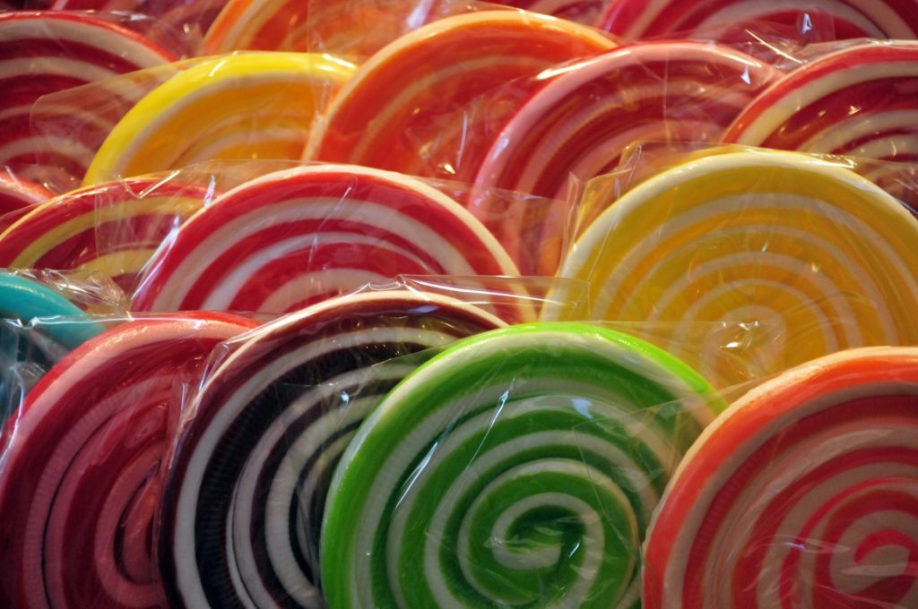 Перед Новым годом врач рассказала, какие конфеты больше всех вредят зубам