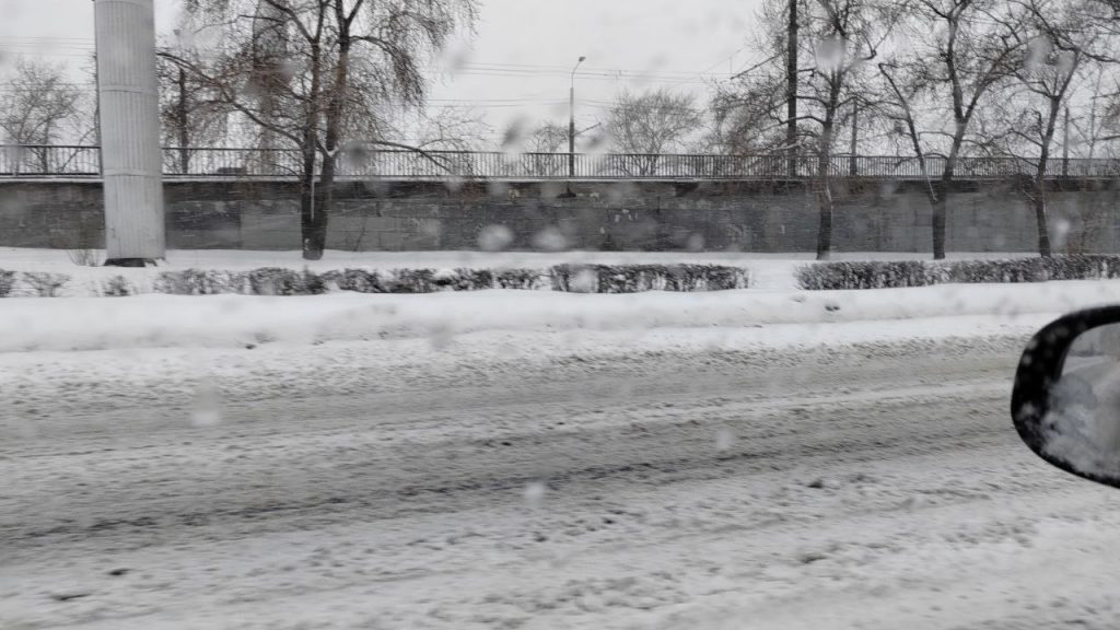 Дороги в Петербурге желтые из-за снегопада и суеты