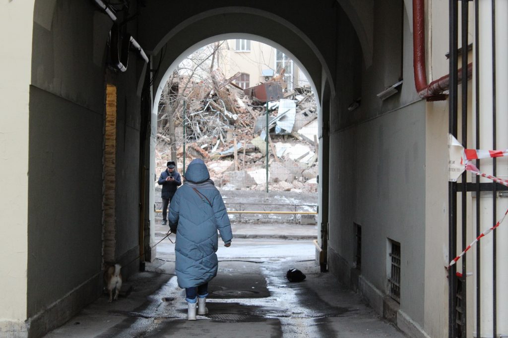 Последствия обрушения дома на Гороховой &#8212; груда камней и пыль на машинах 