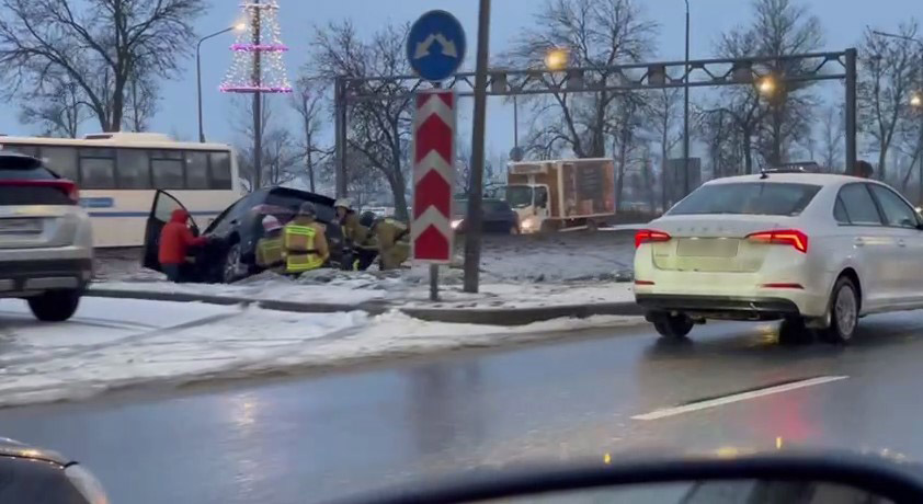 На Пулковском шоссе перед развязкой в Пулково Toyota улетела в кювет