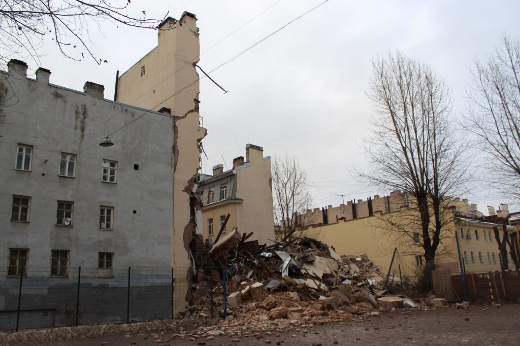 Петербуржец поранил ягодицу о рухнувшую стену дома на Гороховой