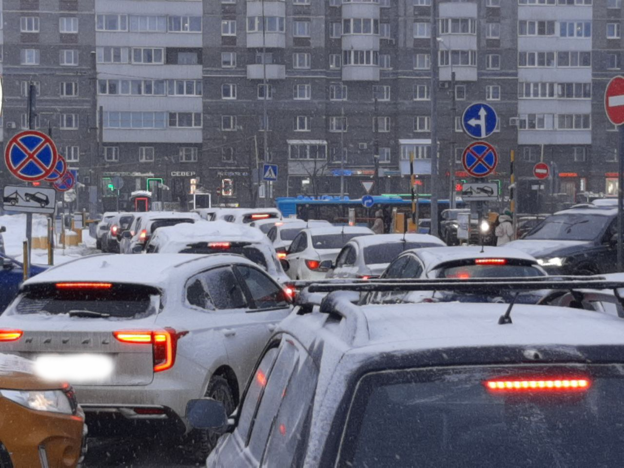 Под Новый год с парковки ТРК Сити Молл водителям сложно выехать -  Мойка78.ру﻿ Новости СПб