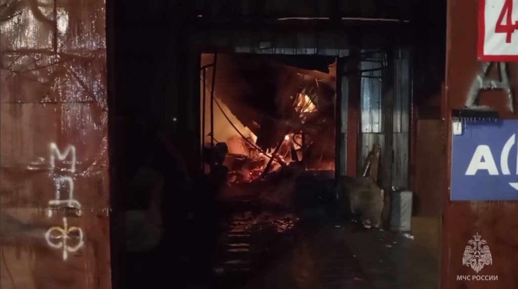 МЧС спустя 7,5 часов потушило мощный пожар на складе Невского района 