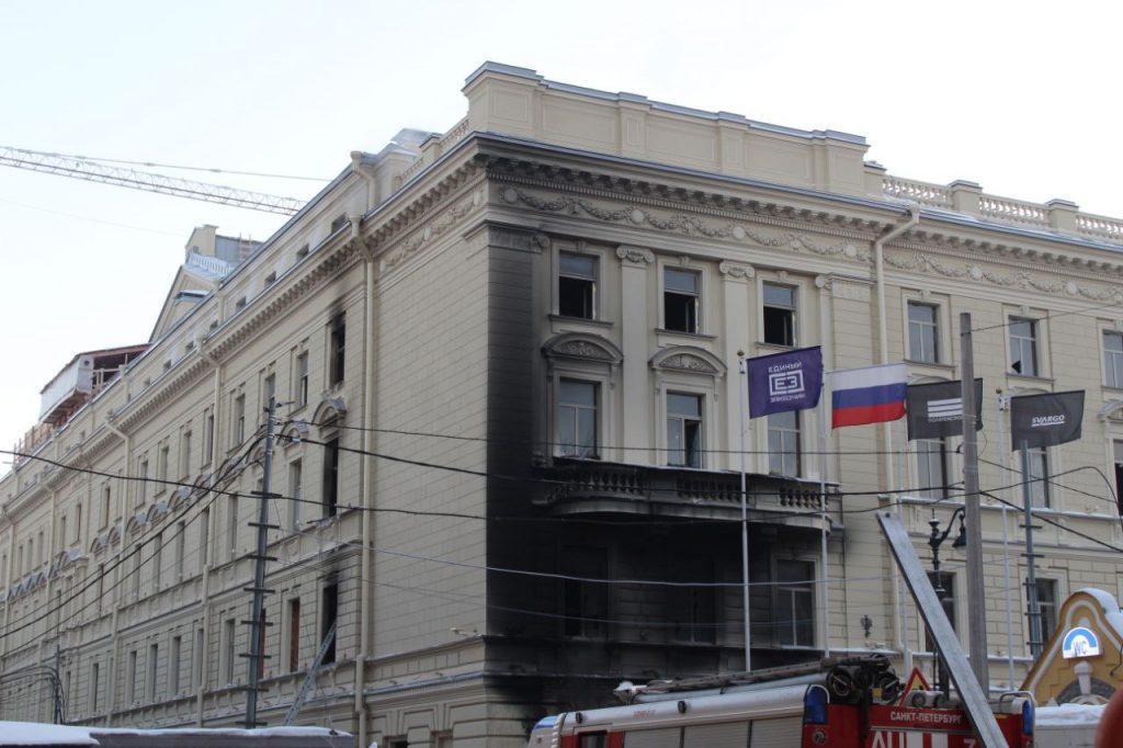 Фасад Консерватории в Петербурге после того, как пожарные потушили огонь