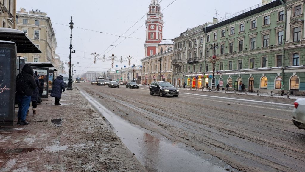 На улицах Петербурга снег убирает 53 машины спецтехники, а на Невском сейчас лужи