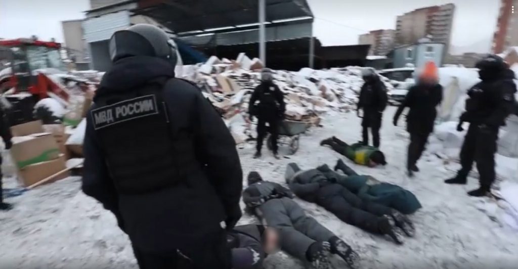 Полиция показала, как искала нелегалов на крупных предприятиях Петербурга 