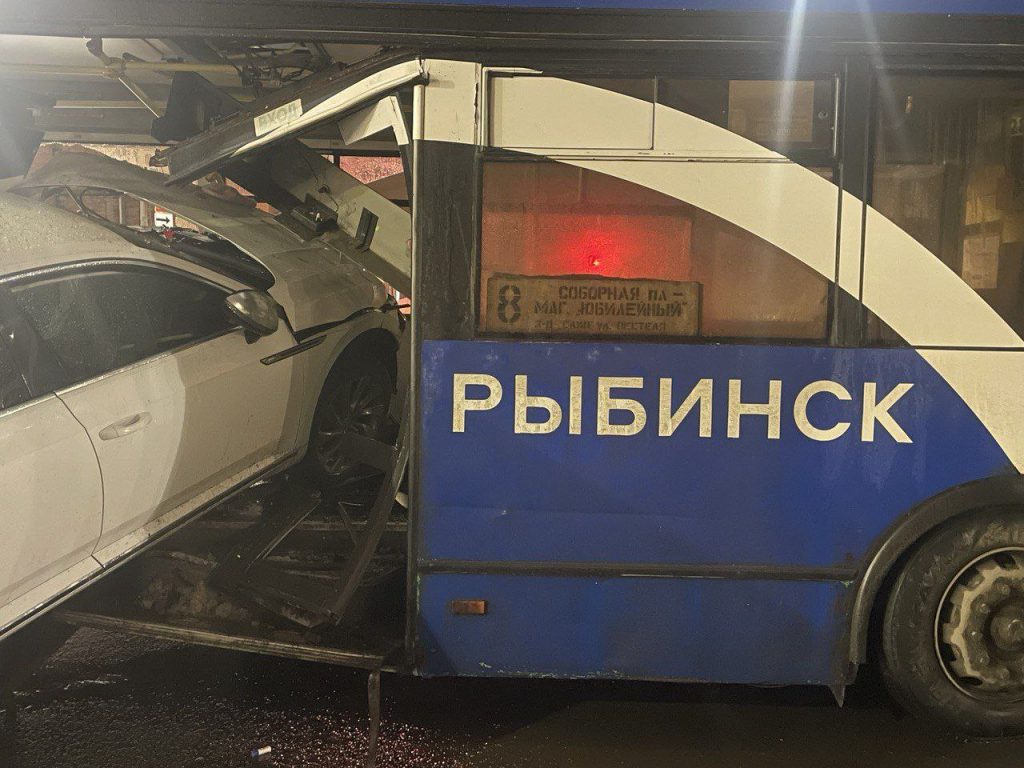 Прокуратура показала Volkswagen, застрявший в салоне автобуса в Рыбинске