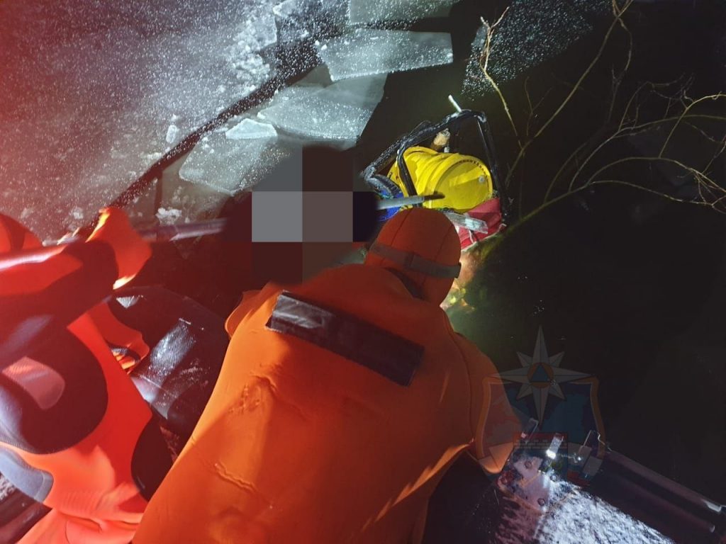 На Ладожском озере мужчина провалился под лед и погиб