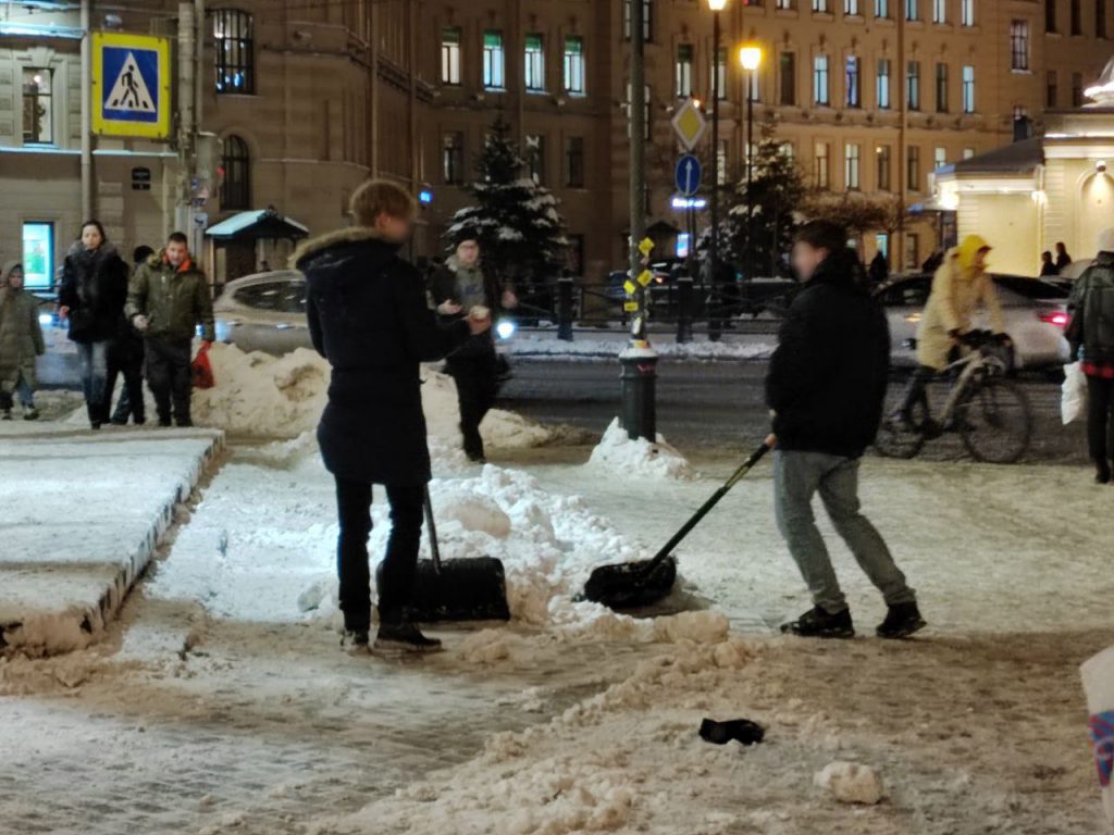 Уличные музыканты в Петербурге кинулись убирать снег?