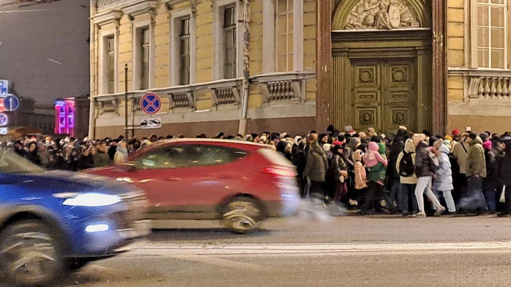 Люди забаррикадировали троутар Невского из-за светового шоу