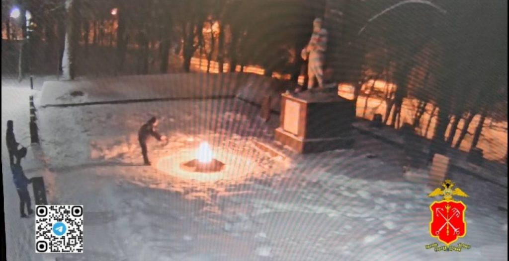 В Красном Селе задержали школьников, забросавших снежками Вечный огонь